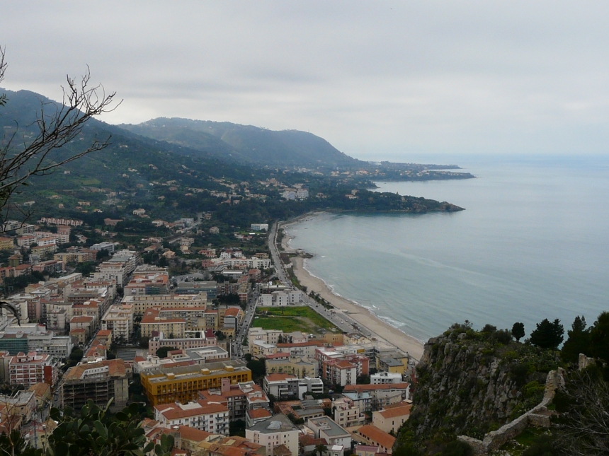 Widok na Cefalu i Sycylię z góry La Rocca