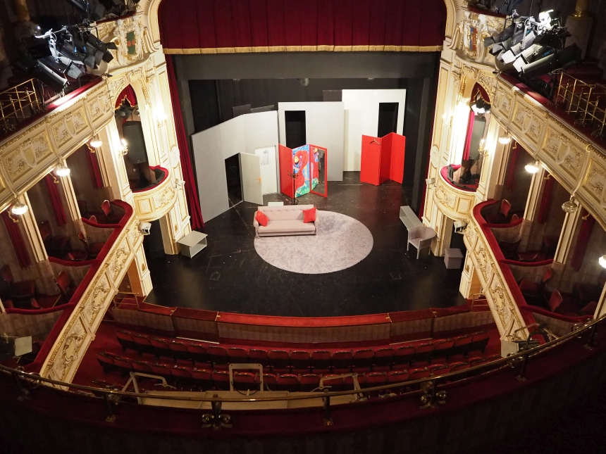 Widok na scenę w Teatrze Polskim w Bielsku-Białej
