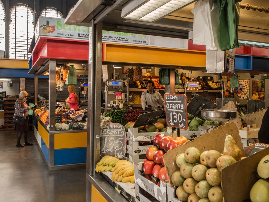 Mercado Central w Maladze - targ ze świeżymi owocami, warzywami, oliwkami 