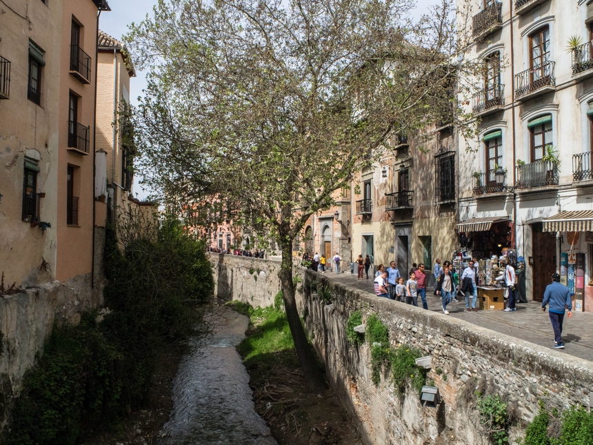 Ulica wzdłuż rzeki, Granada, Hiszpania