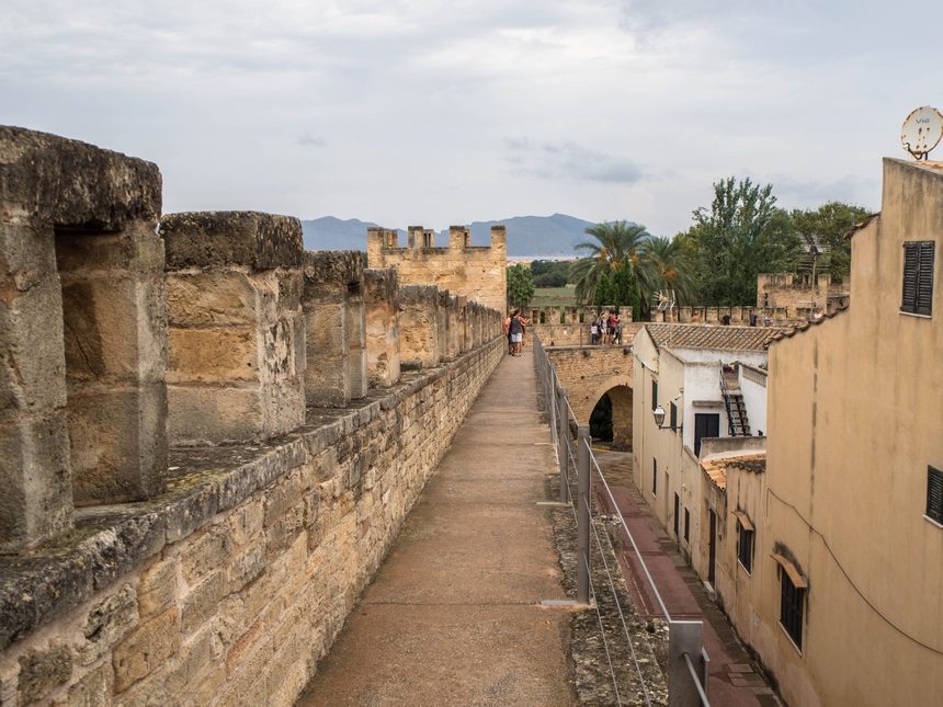 Alcudia otoczona jest murami obronnymi, Majorka