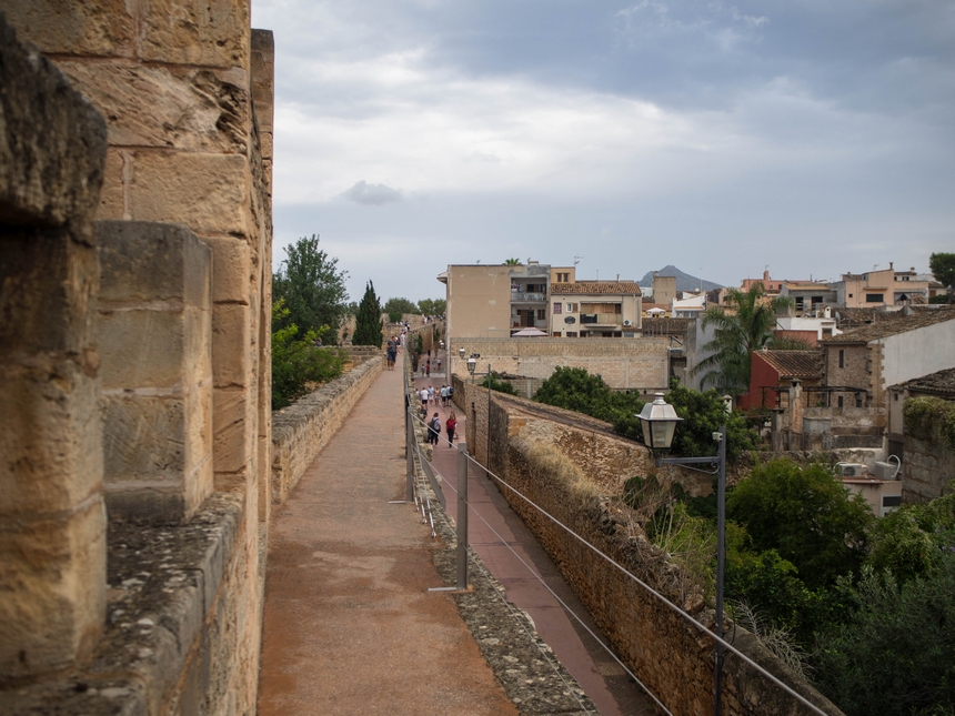 Spacer murami obronnymi Alcudii, Majorka
