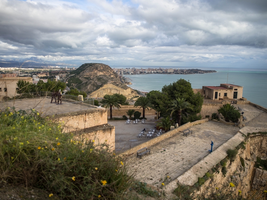 Widok na poziom średni zamku św. Barbary, Alicante