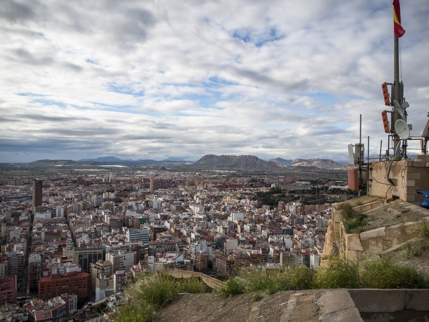 Widok na Alicante z najwyższego poziomu zamku św. Barbary