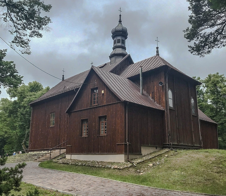 Zabytkowy, modrzewiowy kościół z XVIII wieku w Lutkówce