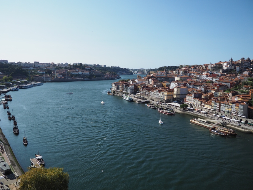 Widok na rzekę Duero z mostu w Porto