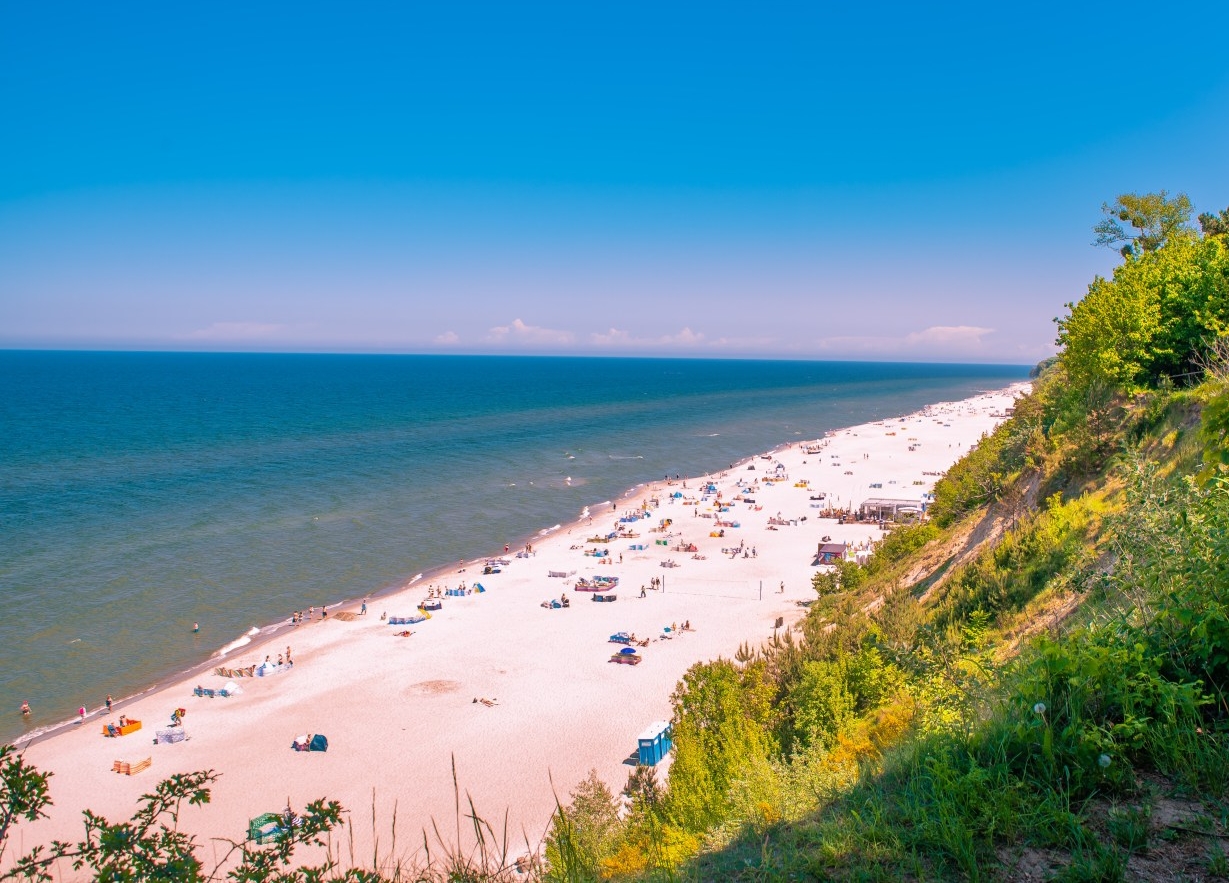 Spokojne wakacje nad polskim morzem. Czy to możliwe? | Podróżniczo